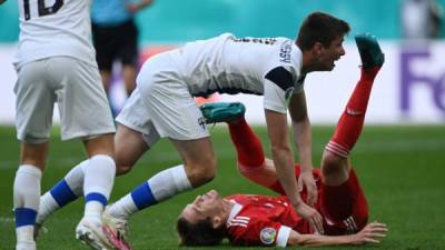 Mario Fernandes salió en camilla por una mala caída. Foto AFP.