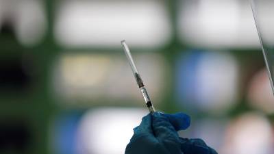 Actualmente en EEUU están aprobadas dos vacunas de ARN mensajero que requieren de dos dosis, la de Pfizer y la de Moderna.