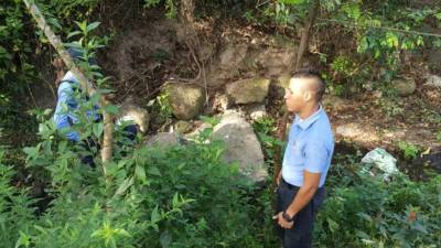 Los cadáveres quedaron a la orilla de un riachuelo.
