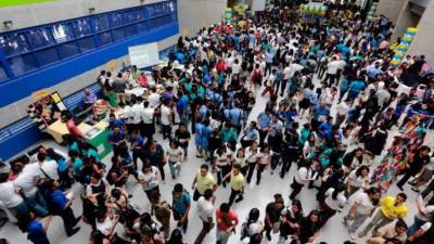 En el palacio de los deportes de la Unah en Tegucigalpa, miles de colegiantes obtuvieron información sobre las carreras disponibles.