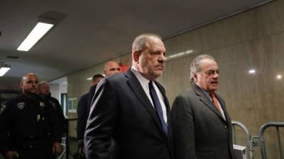 Harvey Weinstein llega con su abogado Benjamin Brafman para una audiencia en la Corte Penal de Nueva York. AFP
