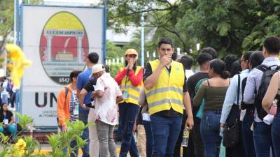 Jóvenes haciendo fila para el examen de la PAA.