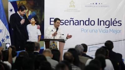 El presidente Hernández oficializó ayer un nuevo programa de enseñanza de inglés.
