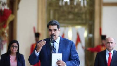 This handout pictured released by Venezuela's presidential press office shows Venezuelan President Nicolas Maduro delivering a message, flanked by Vice-President Delcy Rodriguez (L) and Oil Minister and President of the Venezuelan state oil company PDVSA Manuel Quevedo (R), at the Miraflores Palace on January 7, 2019. (Photo by Marcelo GARCIA / Venezuelan Presidency / AFP) / RESTRICTED TO EDITORIAL USE-MANDATORY CREDIT 'AFP PHOTO/VENEZUELAN PRESIDENCY/MARCELO GARCIA/HO' NO MARKETING NO ADVERTISING CAMPAIGNS-DISTRIBUTED AS A SERVICE TO CLIENTS-GETTY OUT