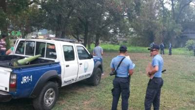 Agentes de la Policía investigan el crimen.
