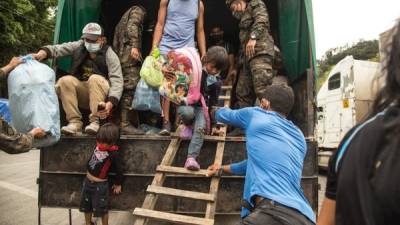 Grupos de personas parte de las llamadas caravanas migrantes son retornados a Honduras por militares guatemaltecos en El Florido (Guatemala). EFE/Esteban Biba/Archivo