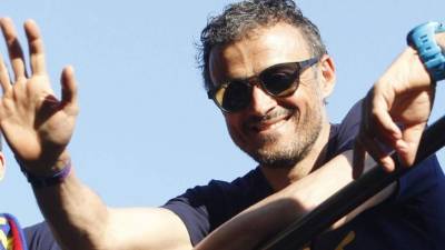 El entrenador del FC Barcelona Luis Enrique durante la celebración con la afición del nuevo título de Liga, el vigésimo cuarto que gana el equipo, en un recorrido llevado a cabo esta tarde por las calles de Barcelona.