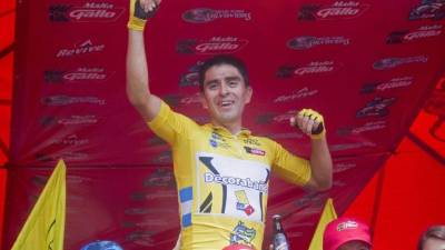 GU3016. CIUDAD DE GUATEMALA ( GUATEMALA). 01/11/2017.- El ciclista guatemalteco Manuel Rodas celebra su triunfo tras coronarse ganador de la 57 Vuelta a Guatemala hoy, miércoles 1 de noviembre de 2017, en la ciudad guatemalteca. Rodas, miembro del equipo de Decorabaños concluyó la última etapa de trámite y sumó un total de 26 horas, 29 minutos y 16 segundos para conservar el liderato y erigirse campeón de la justa internacional. EFE/Norvin Mendoza