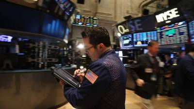 Al cierre de las operaciones bursátiles, el dólar perdía algo de terreno frente al euro, que se cotizaba a $1.2655