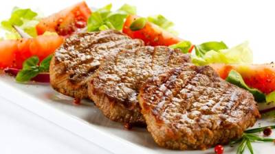 Las carnes rojas se deben comer bien cocidas, pero sin quemarlas.