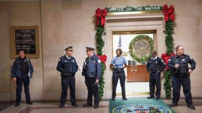 Oficiales de la policía de Chicago frente a la puerta de la oficina del alcalde Rahm Emanuel.