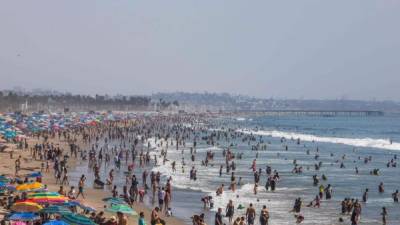 Miles de personas abarrotaron las playas de ambas costas estadounidenses durante el fin de semana alargado hasta este lunes, feriado por el Día del Trabajo (Labor Day), que también es considerado la despedida oficial del verano y las vacaciones.