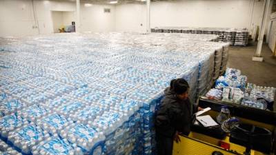Estudios encontraron materia fecal en el agua embotellada en Barcelona.