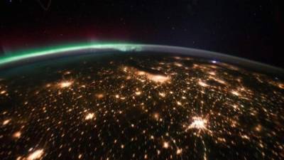 El video Muestra auroras boreales, ciudades con iluminación eléctrica y movimiento de cuerpos celestes.