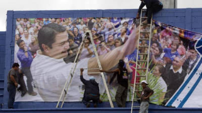 Trabajadores ultiman detalles este 24 de enero de 2014 del estrado donde será la ceremonia de investidura del nuevo presidente hondureño, Juan Orlando Hernández, el próximo lunes en el Estadio Nacional de Tegucigalpa. EFE