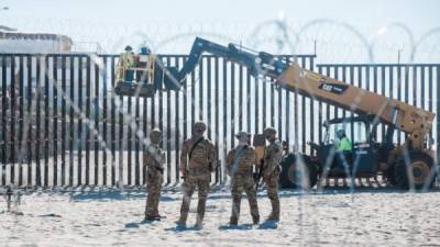 Militares del Ejército de Estados Unidos desplegaron kilómetros de alambrada en la frontera con México tras la llegada de la caravana de migrantes a la ciudad de Tijuana, a la espera de solicitar asilo en la garita de California.