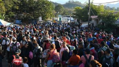 Honduran migrants heading to the United States with a second caravan stand in front of a police cordon in Agua Caliente, in the Honduras-Guatemala border on January 15, 2019. - Hundreds of Hondurans have set out on a trek to the United States, forming another caravan that US President Donald Trump cited Tuesday to justify building a wall on the border with Mexico. (Photo by ORLANDO SIERRA / AFP)