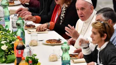El papa Francisco en la comida que hoy ha celebrado con 1,500 pobres en el Aula Pablo VI en el Vaticano. Fotos: AFP