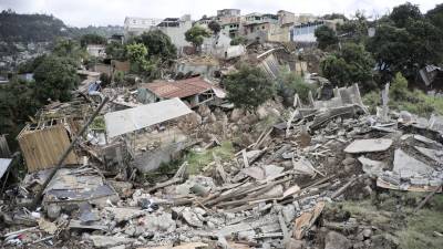 Fotografía aérea de casas que fueron destruidas por una falla geológica que se activó por las constantes lluvias en Tegucigalpa.