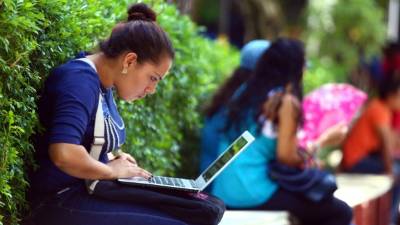 Estudiante de la Unah-vs resolviendo una tarea virtual.