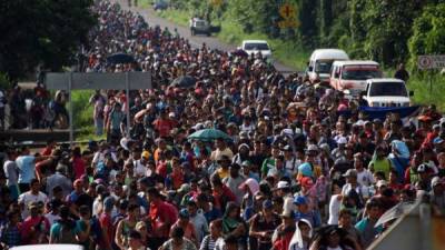 Miles de hondureños salieron en caravana buscando empleo rumbo a EEUU.