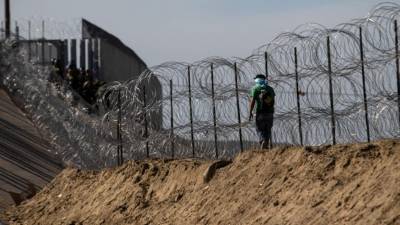 Trump estaría considerando utilizar alambre de púas para construir la gigantesca valla fronteriza.