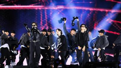 Vista de los integrantes de BTS durante el concierto en el estadio de la Asiada de Busan que ofrecen para promocionar la candidatura de la ciudad a la Expo 2030.