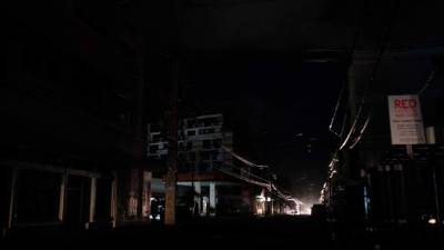 San Juan está sumido en la oscuridad luego de que un terremoto de 6.4 sacudió a Puerto Rico a principios del 7 de enero de 2020, dejando a la isla en gran parte sin electricidad. Hubo informes tempranos de daños a estructuras más al sur de la isla, pero las víctimas siguen siendo inciertas. Un terremoto de magnitud 5.8 sacudió a Puerto Rico el día anterior derribando algunas estructuras, causando cortes de energía y pequeños deslizamientos de tierra. / AFP / Ricardo ARDUENGO