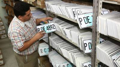 Todas estas placas están listas para ser entregadas a sus dueños. Foto Archivo