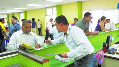 Un contribuyente paga sus impuestos en las oficinas de la DEI en San Pedro Sula.