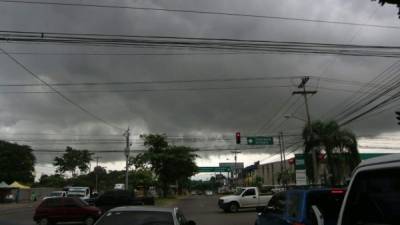 En diferentes sectores de San Pedro Sula se registran lluvias.