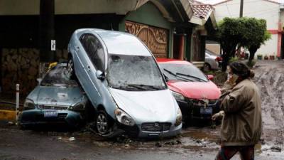 Las intensas lluvias generadas por la tormenta tropical Amanda en El Salvador causaron este domingo la muerte de al menos nueve personas, inundaciones y la destrucción de 50 viviendas en la capital del país, informaron las autoridades.