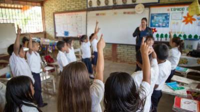 “Demasiados niños no han podido regresar a la escuela a tiempo completo, y muchos de los que han regresado están perdidos”, dijo el director de Unicef.