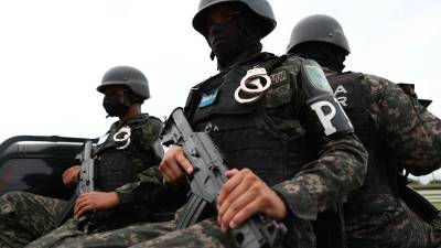 Miembros de la Policía Militar a bordo de una patrulla | Fotografía de archivo