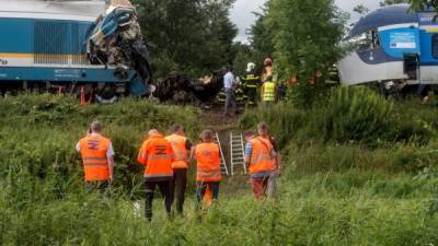 Imágenes difundidas por la televisión checa CT24, una parte de la locomotora del tren alemán está completamente destruida.