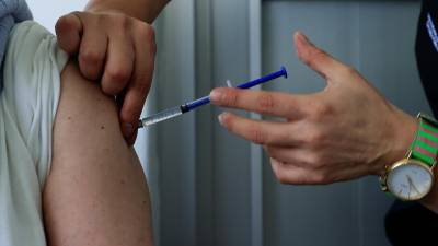 Una persona recibe una vacuna contra la influenza en Ciudad de México.