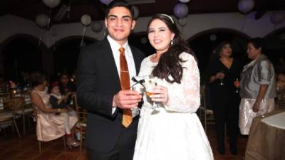 Los recien casados Joaquín Andrés Durón y Vilma Paola Coello celebraron así de felices y brindaron con champaña.