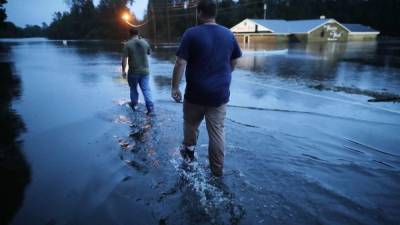 Miles de personas han sido afectadas por el paso del huracán Florence, ya convertida en tormenta tropical.