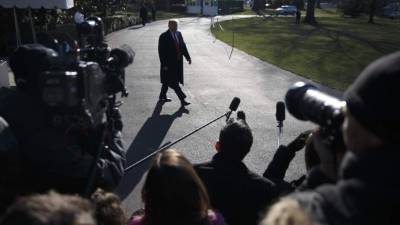 FOTODELDIA - STX15. WASHINGTON (ESTADOS UNIDOS), 13/03/2018.- El presidente de los Estados Unidos, Donald Trump (c), se dispone a responder a las preguntas de los periodistas tras anunciar el cese del hasta ahora secretario de Estado, Rex Tillerson, en la Casa Blanca en Washingtn DC (Estados Unidos) hoy, 13 de marzo de 2018. Trump cesó hoy de manera fulminante a Rex Tillerson como secretario de Estado y anunció que será sustituido por el actual director de la Agencia Central de Inteligencia (CIA), Mike Pompeo. EFE/ Shawn Thew