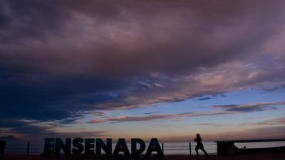 MEX047. ENSENADA (MÉXICO), 01/10/2018.-Vista general de la bahía de Ensenada, en el estado de Baja California (México) hoy, lunes 1 de octubre de 2018. Rosa, que ahora recorre el Pacífico como tormenta tropical, continúa su aproximación a la Península de Baja California, donde tocará tierra previsiblemente durante la tarde de hoy, señaló el Servicio Meteorológico Nacional (SMN). A las 07.00 hora local (12.00 GMT), Rosa se localizaba a unos 170 kilómetros al oeste-suroeste de Punta Eugenia, en el estado de Baja California Sur. EFE/Alejandro Zepeda
