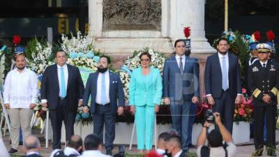 La presidenta de la República, Xiomara Castro, inauguró las celebraciones del Día de la Independencia con diversos actos como la izada de la Bandera Nacional en el Parque Central de Tegucigalpa.