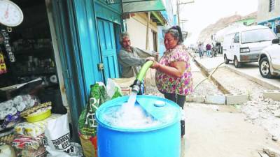 Los capitalinos reciben agua de cisternas con más frecuencia debido a los racionamientos programados del Sanaa.
