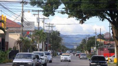 Panorámica del tránsito vehicular en una vía de Río de Piedras.