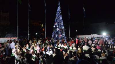 Las autoridades municipales en la ciudad inauguraron las fiestas navideñas con actos alusivos en el parque central que contó con la participación de la escuela Victoriano López, show de luces y el encendido del árbol navideño.