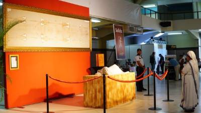 La réplica de la Sábana Santa es visitada y contemplada por personas de distintas partes del país.