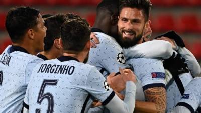 Oliver Giroud recibió la felicitación de sus compañeros tras marcar el gol del triunfo en el minuto 91. Foto AFP.