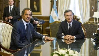 El excandidato peronista Daniel Scioli junto a Mauricio Macri.
