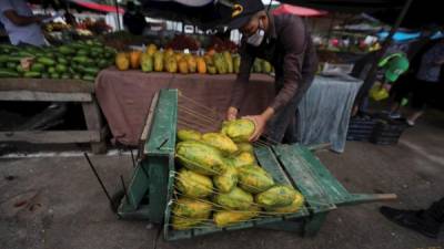 Un hombre ofrece sus productos en un mercado de Tegucigalpa, capital de Honduras. Foto: EFE