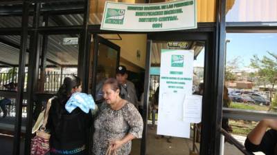 Ciudadanos hondureños tramitando su tarjeta de identidad en el RNP.