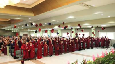 La promoción de este año fue de unos 200 alumnos de diferentes carreras.